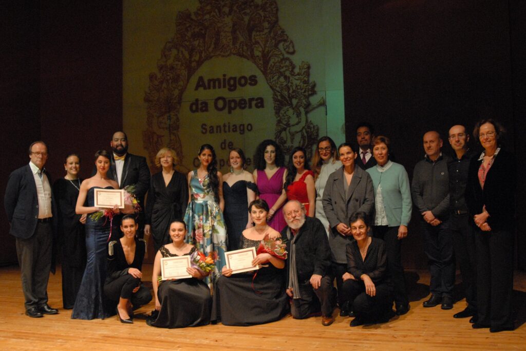 Foto familia con autoridades | Amigos Ópera Santiago